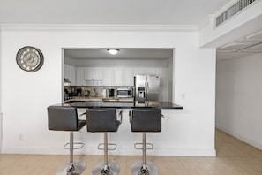 Private kitchen - Modern 1-Bedroom Apartment in Sunny Isles Beach with WiFi, AC (Sunny Isles Beach)