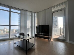 Apartamento Grand, 2 habitaciones | Zona de estar | Smart TV de 65 pulgadas con canales digitales