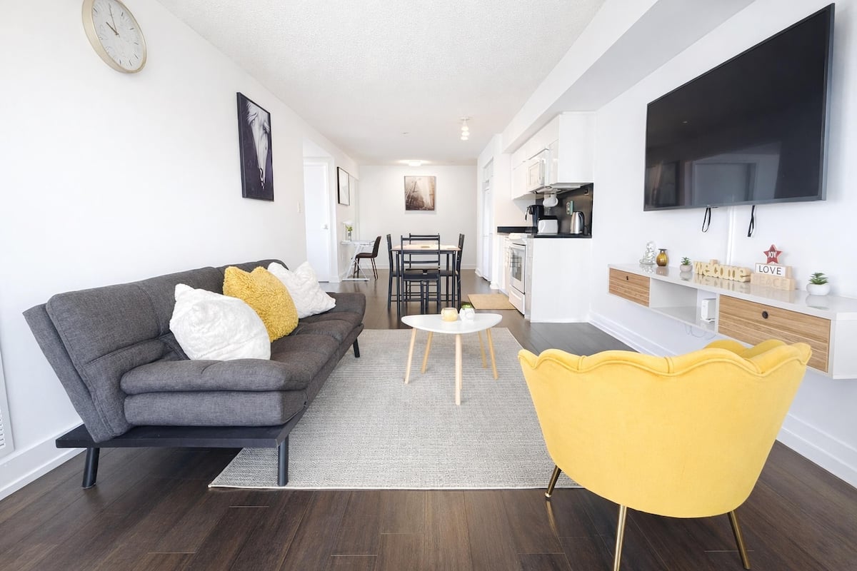 Luxury Apartment, Berbilang Katil, Non Smoking | Ruang tamu | 65 inci sebuah televisyen pintar dengan digital