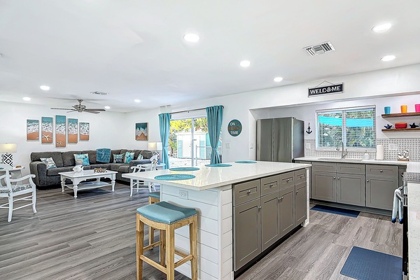 Een magnetron, een oven, een kookplaat, een vaatwasser