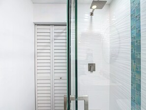 Douche, sèche-cheveux, serviettes fournies, savon