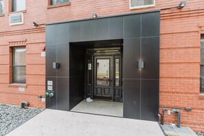 Exterior detail - Blueground | Dumbo, rooftop & w/d, nr bridge (Brooklyn)