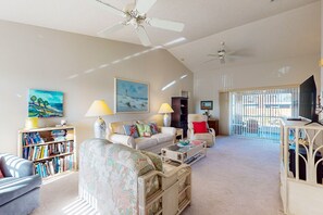 TV, DVD player, books, stereo - Coastal charm within blocks of the Gulf beaches, snowbird and dog friendly, AC (Venice)