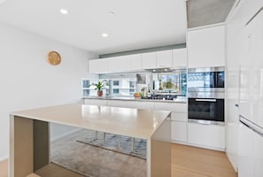 Electric kettle, toaster, cleaning supplies, freezer - Luxury Beachfront Stay in Kirra (Coolangatta)