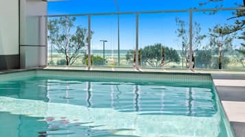 Piscina externa, guarda-sóis, espreguiçadeiras