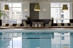 Una piscina cubierta