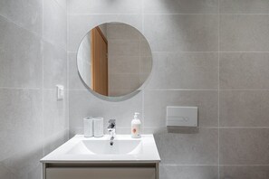 Dusche, Haartrockner, Handtücher, Seife