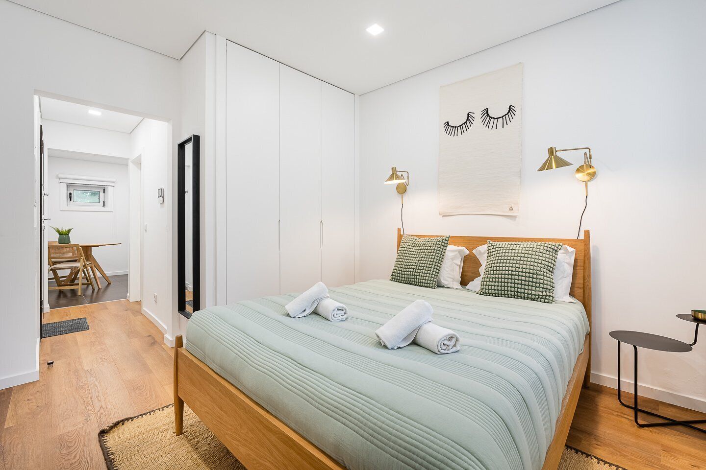 Strykejern/-brett, internettilgang og sengetøy