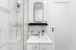 Ducha, secador de pelo, toallas
