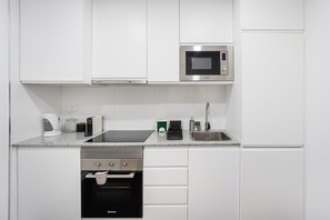 Réfrigérateur, micro-ondes, four, cafetière/bouilloire