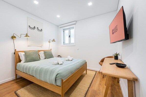 Iron/ironing board, internet, bed sheets