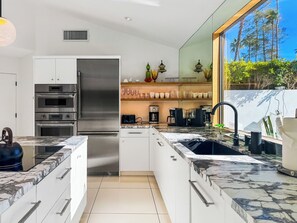 Fridge, microwave, oven, stovetop - Villa Caliente: Saline Pool + Spa + Mountain Views (Palm Springs)