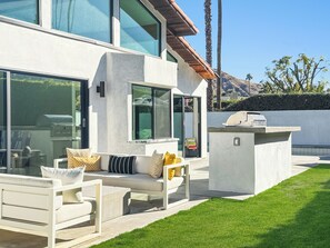 Terrace/patio - Villa Caliente: Saline Pool + Spa + Mountain Views (Palm Springs)