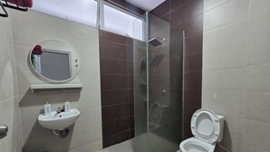 Phòng, 3 phòng ngủ | Phòng tắm | Chậu vệ sinh/vòi rửa, khăn tắm
