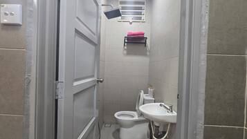 Room, 3 Bedrooms | Bathroom | Bidet, towels