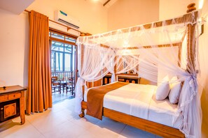 Executive tweepersoonskamer, balkon, uitzicht op zee | Een kluis op de kamer, individueel gemeubileerd, een bureau