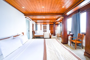 Kamar Keluarga, teras, pemandangan laut | Brankas, dilengkapi dengan perabotan berbeda-beda, dan meja kerja