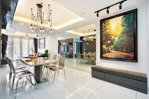 Tirai kedap cahaya, setrika/meja setrika, dan Wi-Fi gratis