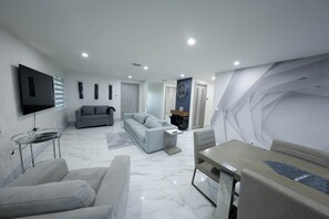 Smart TV - Upscale 3BR/3BA Waterfront Apt /Sleep 7 (Miami)