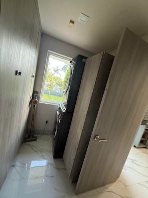 Interior - Upscale 3BR/3BA Waterfront Apt /Sleep 7 (Miami)