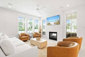 智能电视、壁炉、电子游戏、办公室