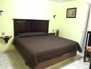 Desk, free wired internet - Hotel El Refugio (Ezequiel Montes)