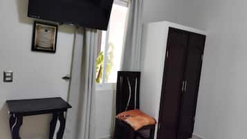Quarto casal conforto | Escrivaninha, acesso grátis à internet com fio