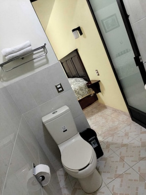Habitación Confort doble | Baño | Ducha, artículos de higiene personal gratuitos, toallas y jabón