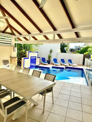 Utendørsbasseng og et oppvarmet basseng