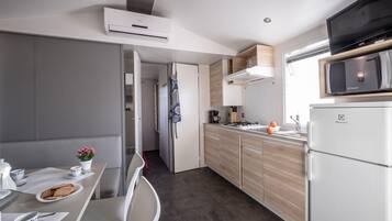 Elite House, 3 Bedrooms | Dapur peribadi | Peti sejuk, ketuhar gelombang mikro, pembancuh kopi/teh