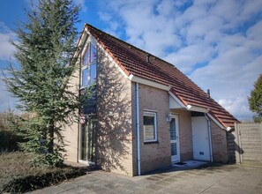Exterior - Cosy Holiday Home With Garden (Breskens)