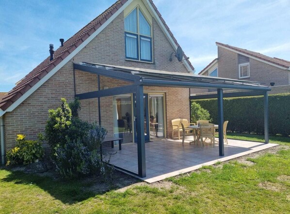 Comfort House, 3 Bedrooms | Exterior - Nice Holiday Home With Courtyard (Breskens)