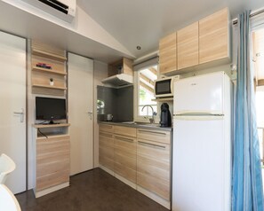 Private kitchen - Cosy Bungalow With Terrace (Malgrat de Mar)