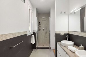 Dusche, Haartrockner, Handtücher