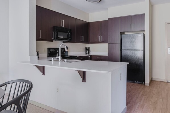 Jääkaappi, mikroaaltouuni, uuni, liesi