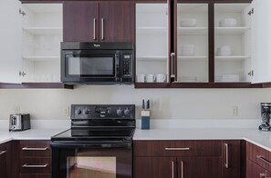 Frigorífic, microones, forn i placa de cuina 