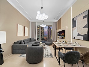 Luxury-Apartment, 1 Schlafzimmer, eigener Pool, Stadtblick | Wohnbereich | 55-Zoll-Smart-TV mit Digitalempfang, Netflix, Kinderspielzeug