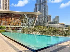 2 piscinas al aire libre, camas de piscina gratis, sombrillas