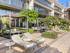 2 piscinas al aire libre, camas de piscina gratis, sombrillas