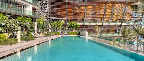 2 piscinas externas, funciona das 9h às 21h, barracas de cortesia