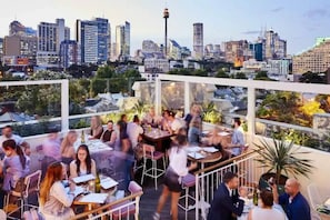 Outdoor dining - Luxury 1 BR Sky Pad with Views, Gym & Sauna (Darlinghurst)