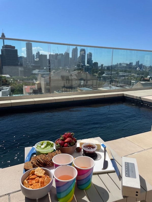 Outdoor dining - Luxury 1 BR Sky Pad with Views, Gym & Sauna (Darlinghurst)