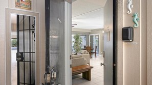 Interior - Charming 2-bedroom condo in Kailua Kona, ideal for a relaxing getaway. (Kailua-Kona)