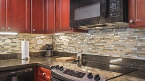 Geladeira, micro-ondas, fogão, cooktop