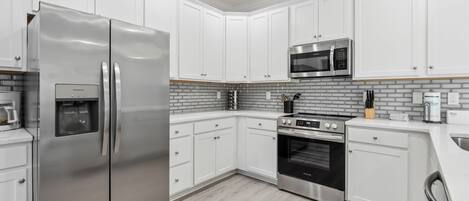 Frigorifero, microonde, forno, piano cottura