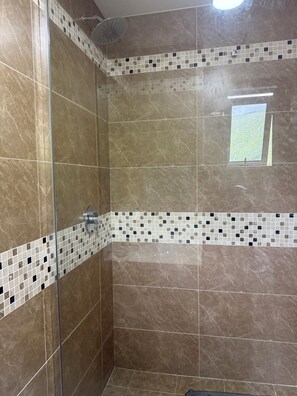 Toallas, jabón, shampoo, papel de baño 