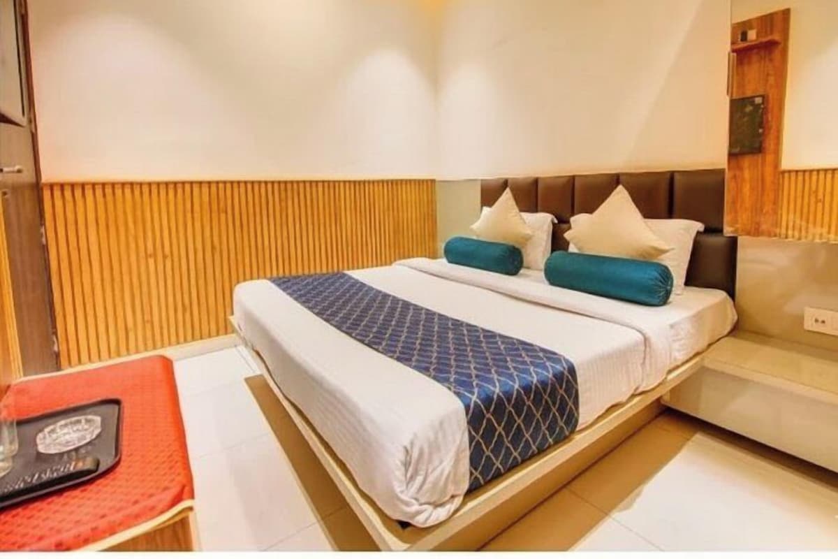 Deluxe Room, City View | Hypo-allergenic bedding available, desk, laptop workspace