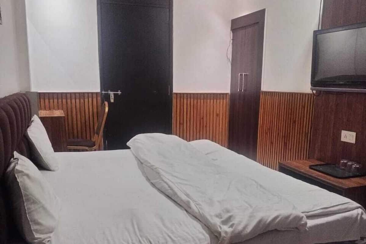 Escritorio, espacio para trabajar con laptop y cortinas blackout