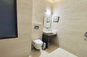 Deluxe Room, City View | Bathroom