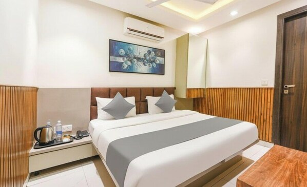 Room - Hotel Shri Sai Deluxe - 1 Min from Adarsh Nagar Metro | Couple, Business, and Family Friendly (New Delhi)